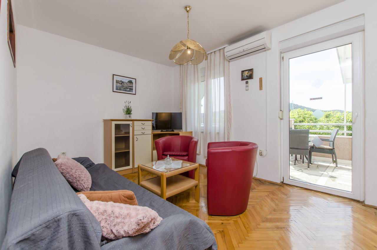 Apartment Danijela Примоштен Екстер'єр фото