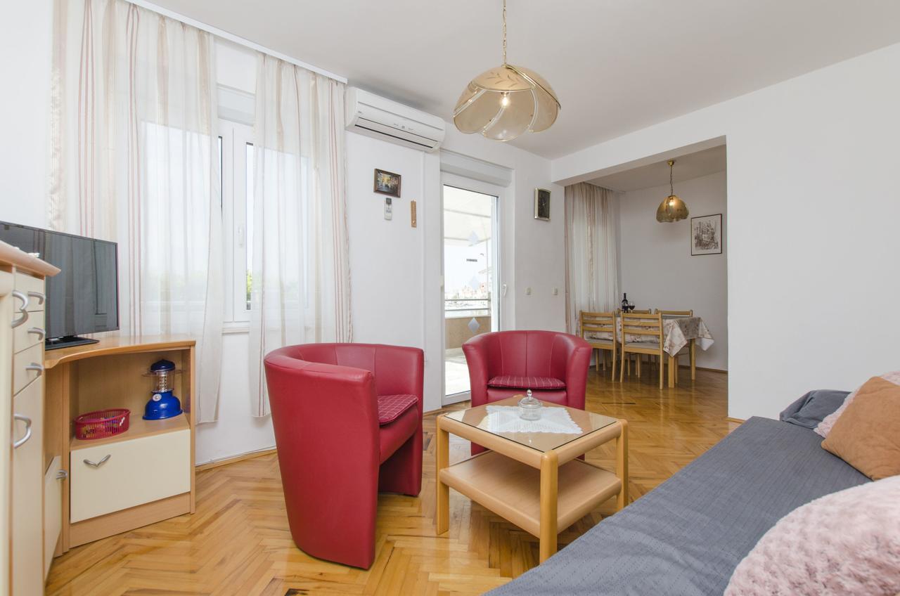 Apartment Danijela Примоштен Екстер'єр фото