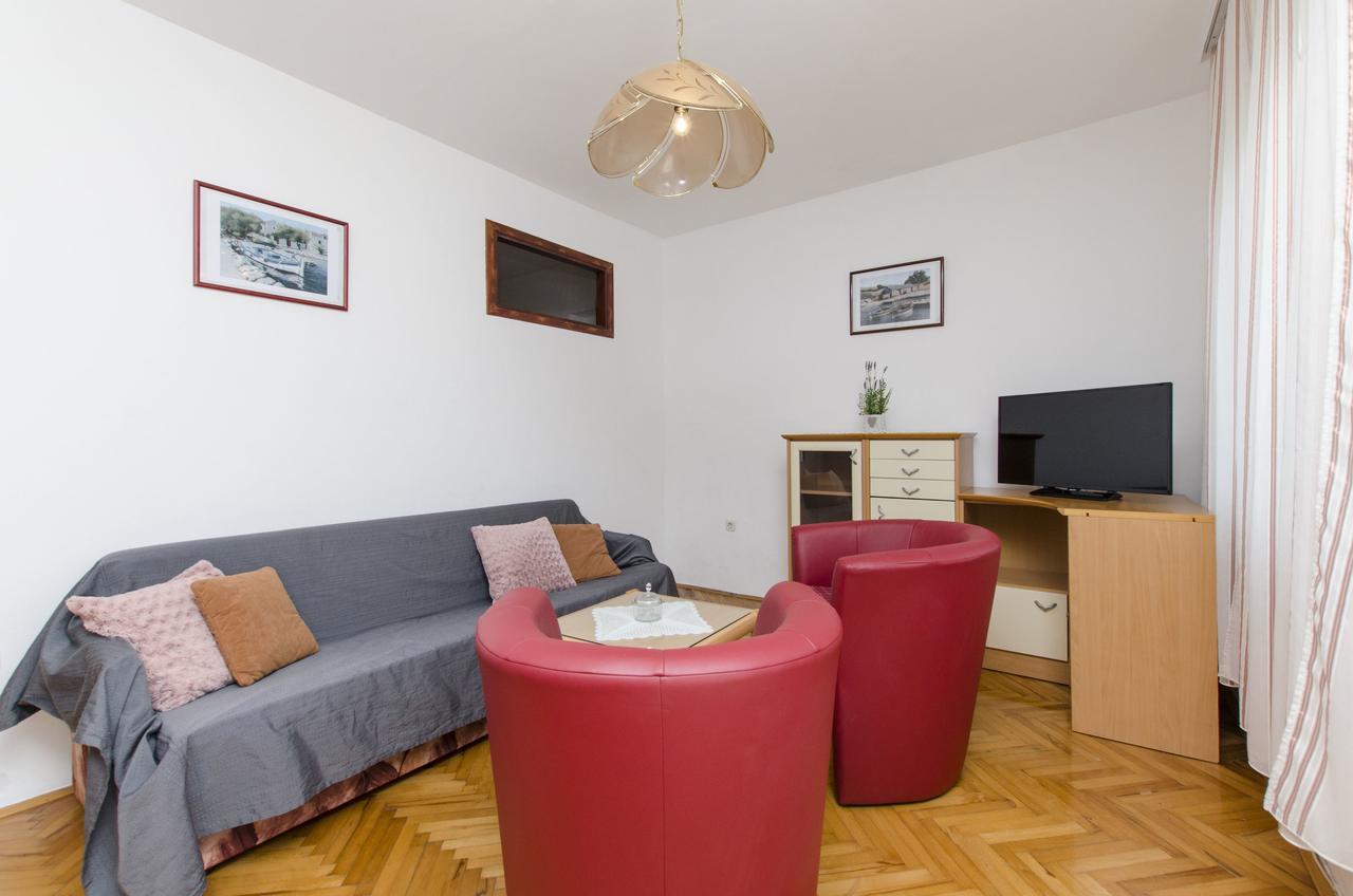 Apartment Danijela Примоштен Екстер'єр фото